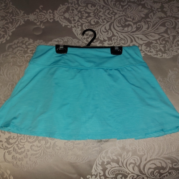 Tennis skirt with built-in shorts, never worn - Picture 2 of 3